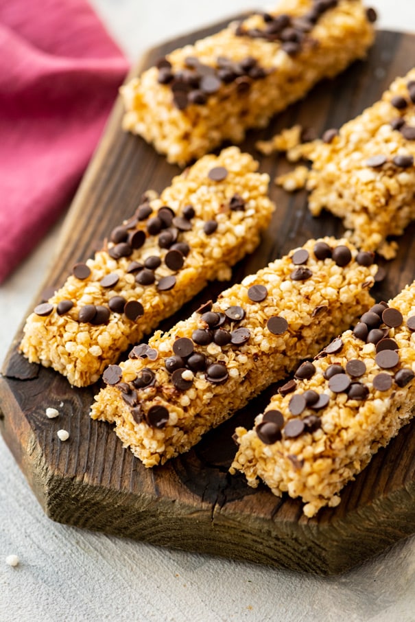 Easy to make homemade chocolate chip granola bars!  They taste just like Quaker Granola bars but are made with simple, healthy ingredients! Kid, toddler snack approved!