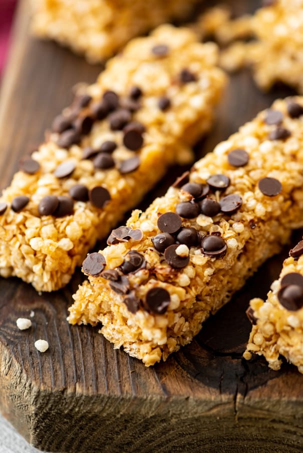 Easy to make homemade chocolate chip granola bars!  They taste just like Quaker Granola bars but are made with simple, healthy ingredients! Kid, toddler snack approved!