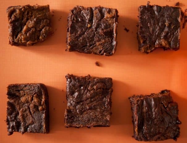 Delicious and extra fudgy 4 ingredient pumpkin brownies. They’re absolutely perfect for a quick Halloween treat. These easy pumpkin brownies are the ultimate fall dessert. All you need is a box of brownie mix, pumpkin purée, pumpkin pie spice, and chocolate chips! 