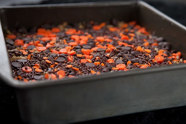 Halloween Decorated Peanut Butter Chocolate Chip Pretzel Granola Bars! These are great for snacks, breakfast and Halloween parties! Use black and orange chocolate chip morsels to make them festive looking!