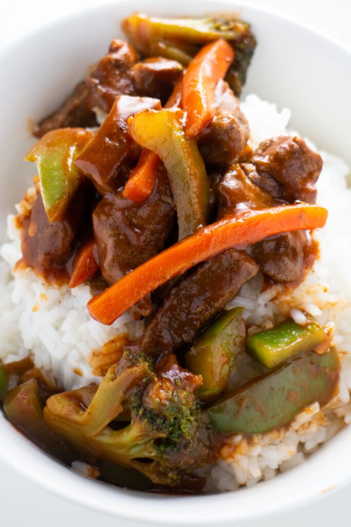 Delicious Chinese Pepper Beef Cubes and Vegetables. Tender beef cubes and frozen vegetables are cooked in a homemade thick sauce to make a yummy stir-fry the whole family will love. Complete this meal by serving over rice or noodles.