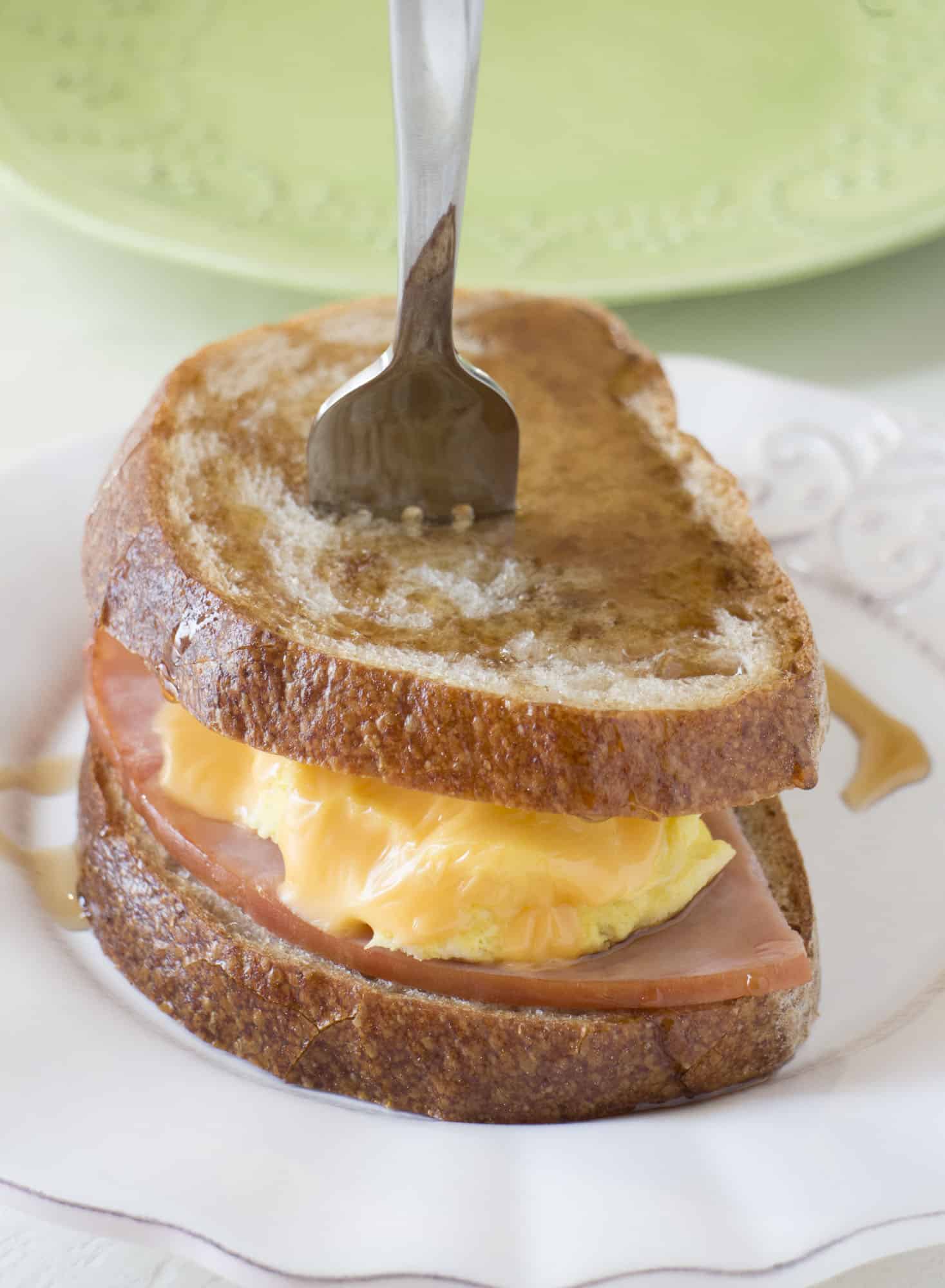 EASY, YUMMY breakfast sandwich made in 2 MINUTES! This Maple Syrup, Egg, Ham and Cheese Sandwich recipe is great for a quick breakfast! You can freeze the sandwiches to make ahead too! They taste like french toast to me!