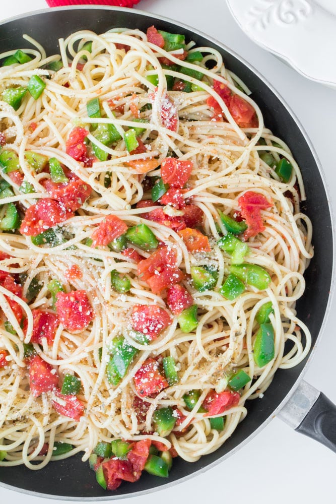 You’ll never throw away leftover spaghetti again once you make this Leftover Spaghetti Skillet with Tomatoes and Green Peppers! It’s so easy to bring your spaghetti back to life! 