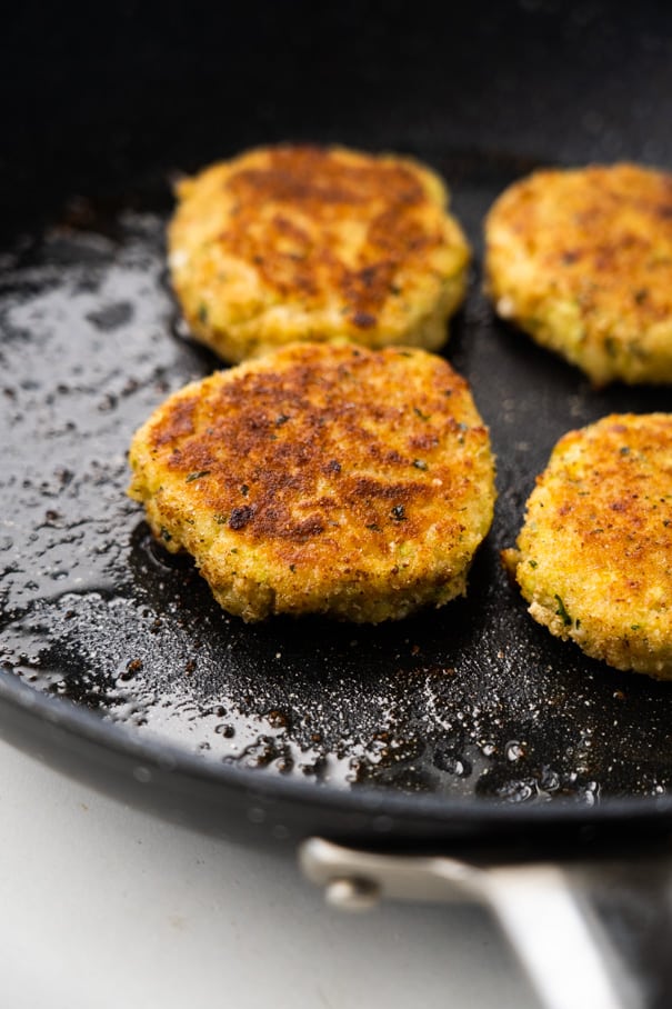 EASY to make zucchini tots recipe that your family is going to love - even your picky toddler! These healthy nuggets are ready in less than 20 minutes total and are 136 calories a serving. Low carb and keto recipe! 