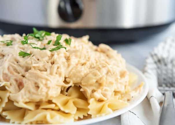 25 Cheap Meals for Large Families! All meals feed 6 or more people for less than $10.   Recipes include Instant Pot, Crockpot, Soup, Meat and Pasta meals.  Bookmark this page for family meals! 