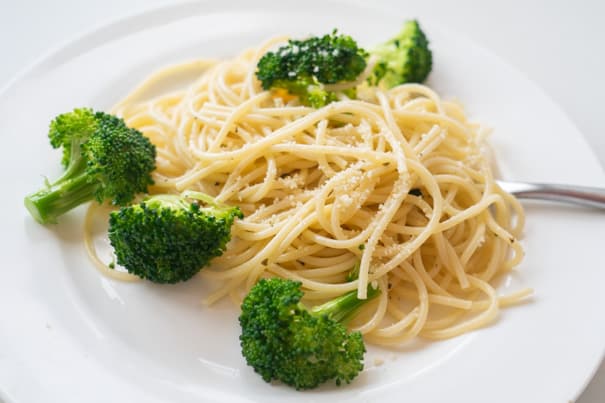 Easy One Pot Broccoli Pasta recipe that the entire family is going to love!  It's quick to make, you only need 15 minutes! This is a healthy simple dish made with olive oil and Parmesan cheese, only 248 calories a serving.