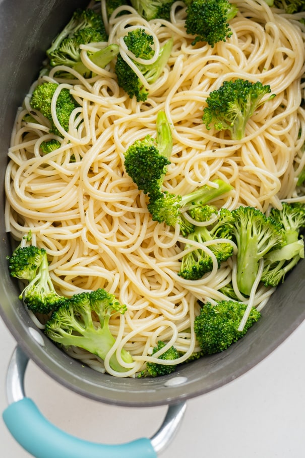 Easy One Pot Broccoli Pasta recipe that the entire family is going to love!  It's quick to make, you only need 15 minutes! This is a healthy simple dish made with olive oil and Parmesan cheese, only 248 calories a serving.