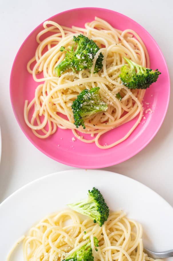 Easy One Pot Broccoli Pasta recipe that the entire family is going to love!  It's quick to make, you only need 15 minutes! This is a healthy simple dish made with olive oil and Parmesan cheese, only 248 calories a serving.