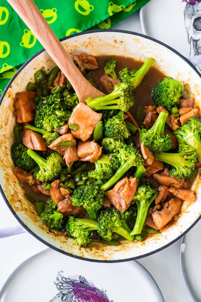 chinese chicken and broccoli in lrage skillet.