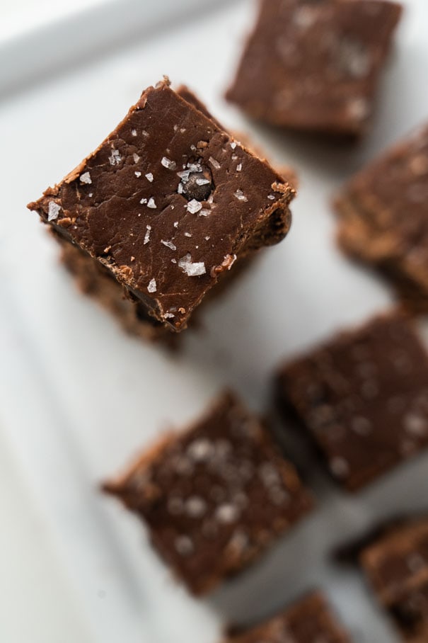 Easy Chocolate Vegan Fudge recipe that only needs 6 ingredients! This dairy free fudge is only 125 calories a piece, making it the best healthy fudge.
