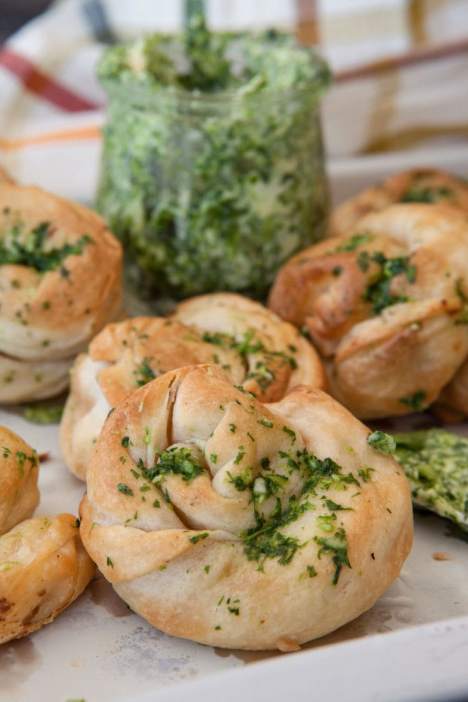 Easy Garlic Knots recipe made with refrigerated breadsticks dough. These homemade garlic knots taste just like delicious NYC pizzeria garlic knots!  