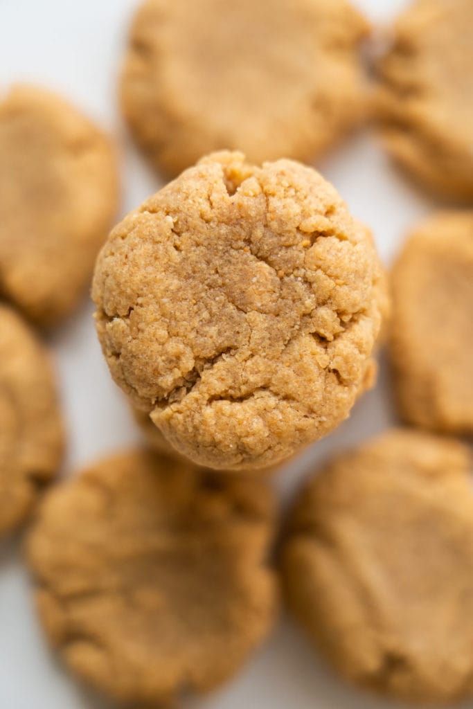 flourless peanut butter cookies that look chewy