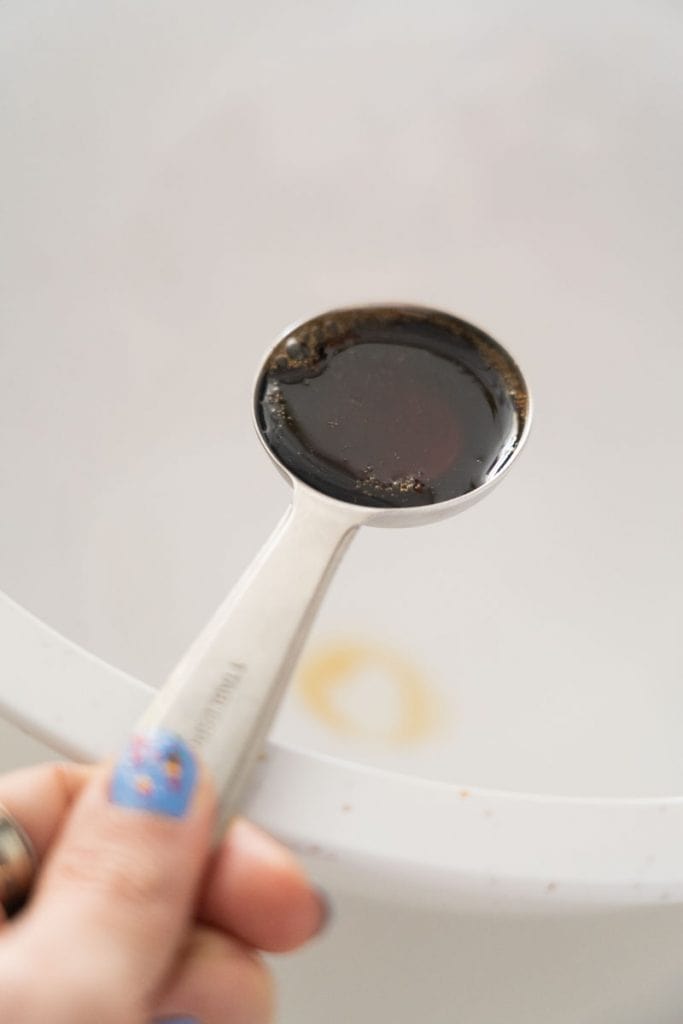 honey in measuring spoon