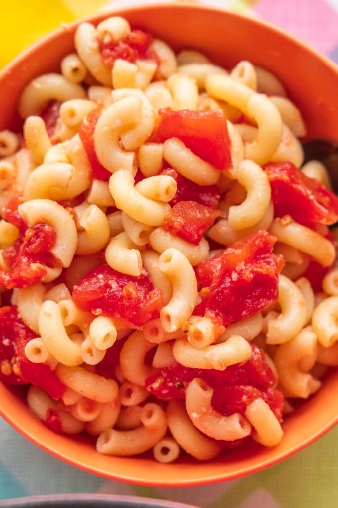 bowl filled with mac and tomatoes.